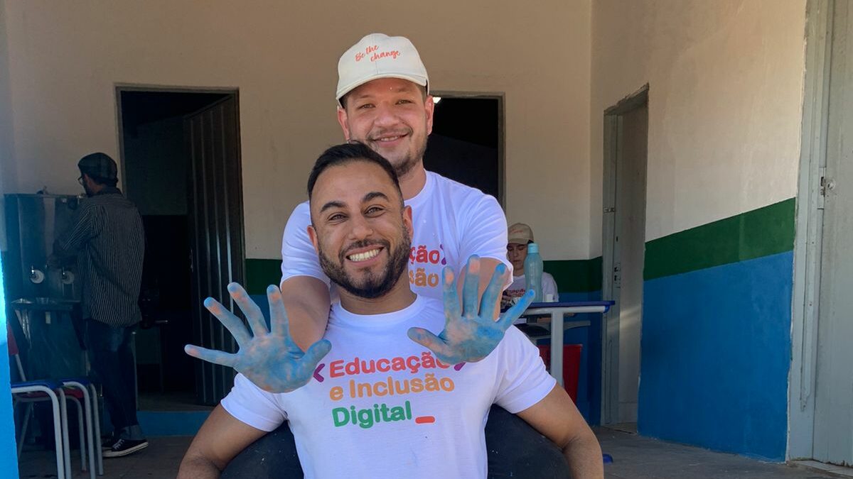 Brazil team volunteers smiling with paint on their hands